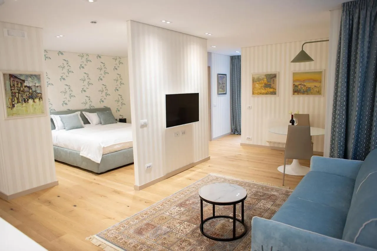 Seven Luxury Suites تيرانا 0*,